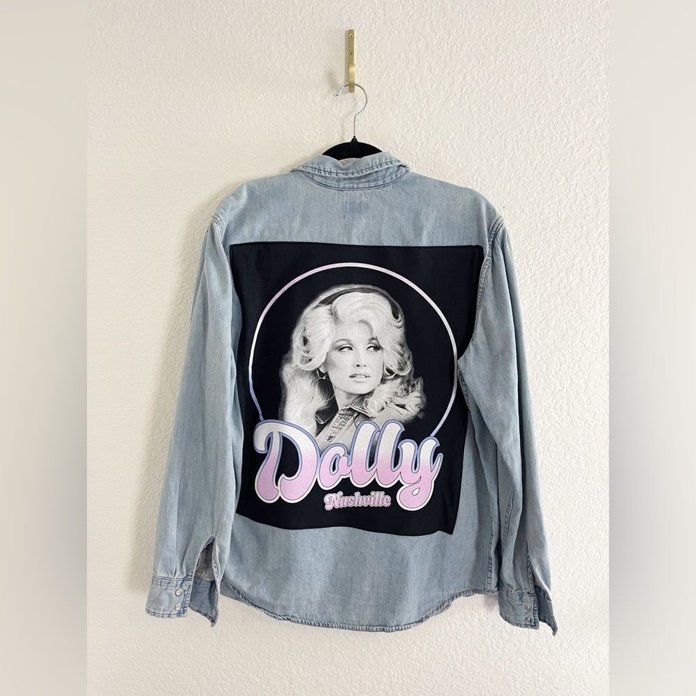 Vintage Western Levi's Light Blue Denim Shirt up cycled with Dolly graphic. M